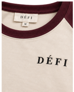 Défi Ballpark men's raglan T-shirt in cream white and deep burgundy, neckline and logo close-up