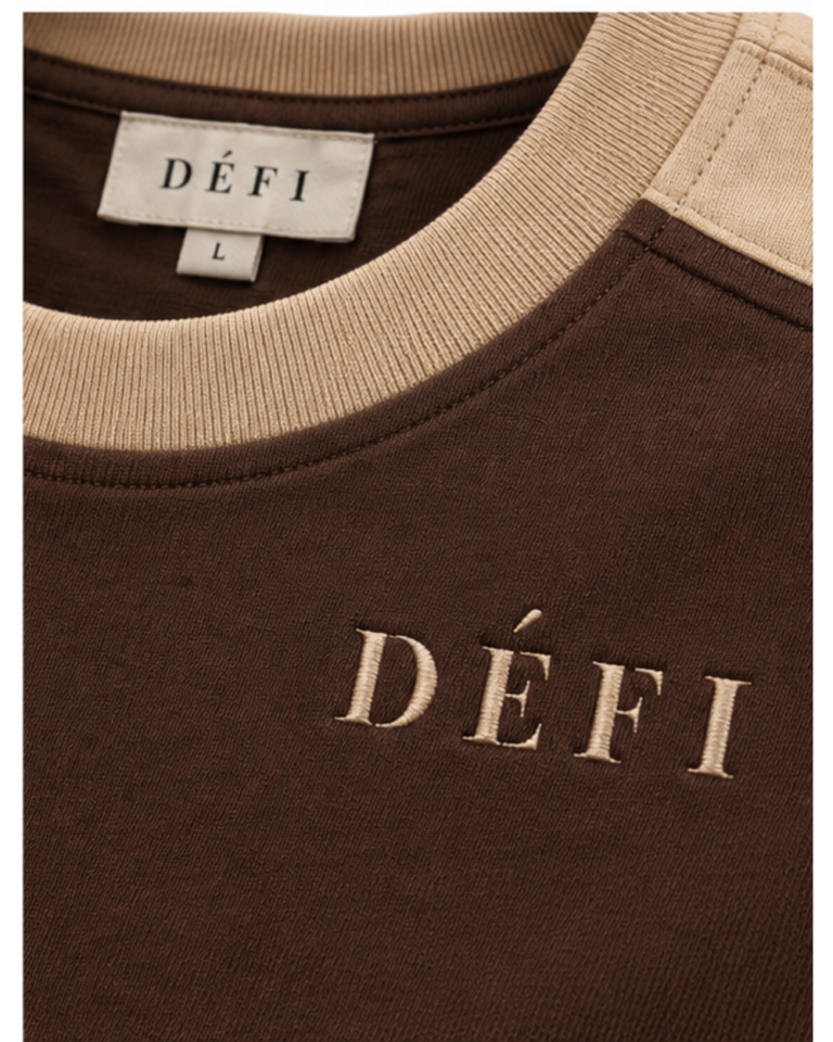 Défi Saddle men's interlock T-shirt in deep espresso brown and sand beige, neckline and logo close-up